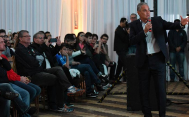 Em palestra, Tite destaca gratidão 