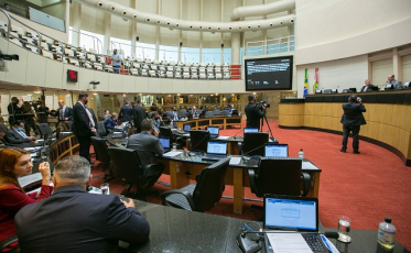 Bancadas e blocos parlamentares definem lideranças