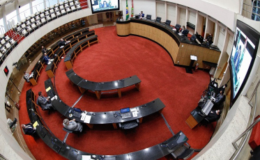 Tribunal arquiva processo e Moisés volta ao cargo