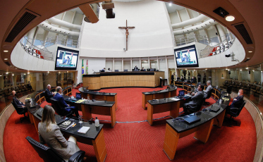 Em vídeo, os votos de cada um dos integrantes do Tribunal do Impeachment