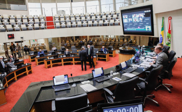 Deputados aprovam reajuste salarial dos professores estaduais