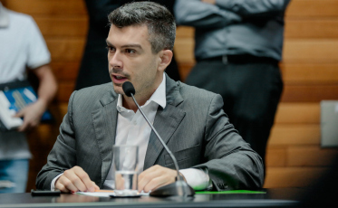 “Podemos estar vendendo a janta para conseguir um almoço mais farto depois”, diz deputado sobre distribuição de recursos do Estado