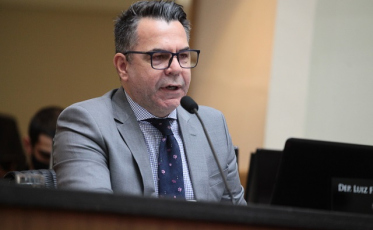 Aprovado por unanimidade o relatório pelo afastamento do governador e da vice 