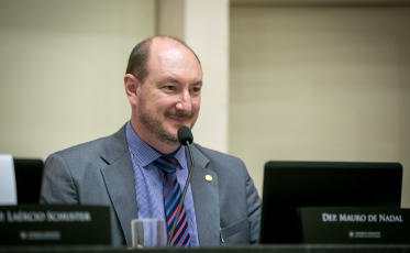 Desconto de 14% no pagamento dos servidores aposentados na mira da Alesc (ÁUDIO)