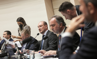 Deputados votam pacote de projetos