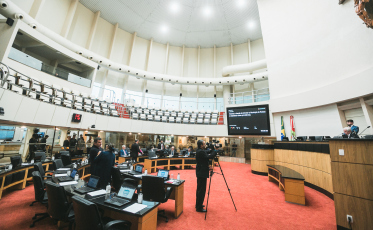 Deputados se desentendem e catarinenses pagam a conta  