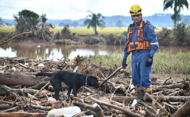 RS: Bombeiros de SC estão em Cruzeiro do Sul fazendo buscas em áreas deslizadas