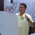 Flávio Bolsonaro é o primeiro presidenciável a votar