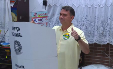 Flávio Bolsonaro é o primeiro presidenciável a votar