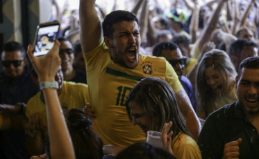 Chances de infarto aumentam até 8% em dia de jogos da Seleção, diz cardiologista