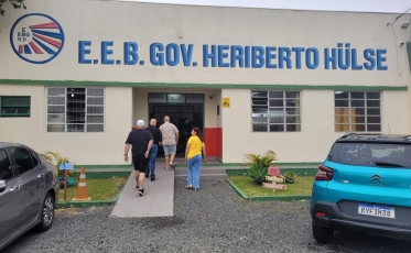 Presença de idosos chama atenção na EEB Governador Heriberto Hülse nas Eleições 2026