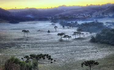 Serra abaixo de zero no amanhecer da Sexta-Feira Santa
