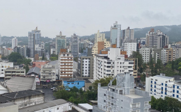 [Áudio] Sexta-feira chuvosa e final de semana de muito calor em Criciúma