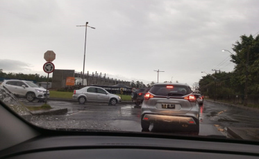 [Vídeo] Acidente envolvendo quatro carros deixa trânsito lento na região universitária