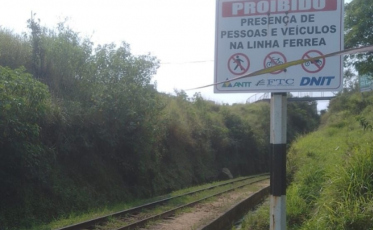 Criciúma: carro colide contra trem no Rio Maina