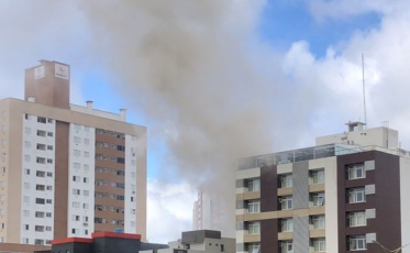 Bombeiros controlam fogo em exaustor de restaurante