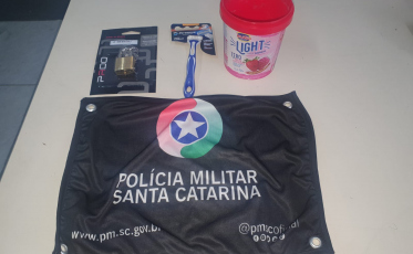 Polícia prende homem por furto de sorvete, lâmina de barbear e cadeado em Criciúma