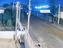 Furto de fios: vídeo flagra momento em que ladrão escala poste e provoca apagão no Pinheirinho