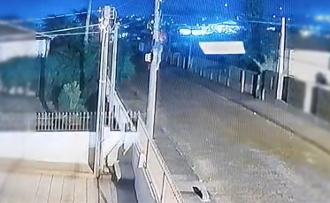 Furto de fios: vídeo flagra momento em que ladrão escala poste e provoca apagão no Pinheirinho