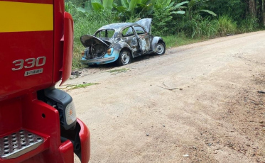 Fusca é destruído por incêndio em Urussanga