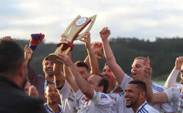 Comercial ergue a taça de campeão do Campeonato de Futebol de Criciúma