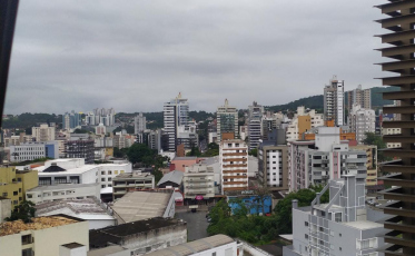 Tempo nublado e com chance de chuva nesta quinta-feira