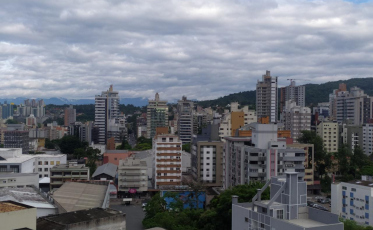Quarta-feira com tempo nublado e possibilidade de chuva à tarde
