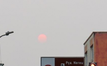 Fumaça e queimadas: céu esbranquiçado e sol de outra cor chamam atenção em Criciúma