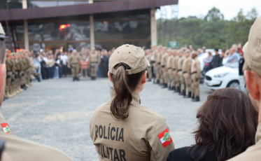 Homenagens e comoção marcam despedida de PM morto em Criciúma