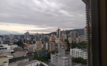 Quarta-feira começa com chuva, mas tempo deve mudar durante o dia