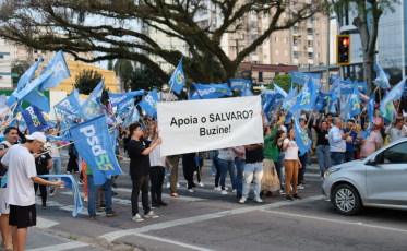 Apoiadores de Clésio Salvaro se reúnem em protesto