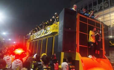 O campeão voltou! Jogadores retornam a Criciúma com muita comemoração (FOTOS E VÍDEOS) 