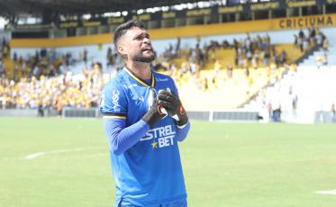 Da queda ao título: Gustavo dá a volta por cima e completa 100 jogos com a camisa do Criciúma 