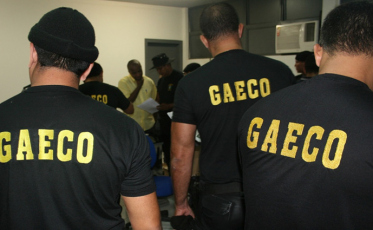 Gaeco recolhe roupas em feirão de Içara