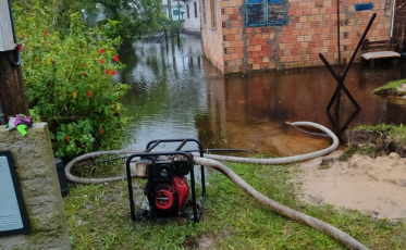 Defesa Civil utiliza bomba hidráulica para retirar água de residências em Balneário Gaivota