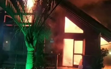 Incêndio deixa residência destruída em Balneário Gaivota