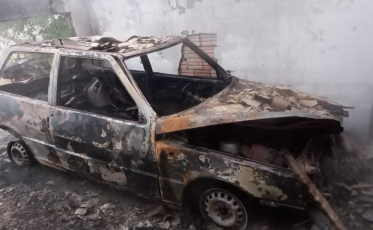 Filho é surpreendido por incêndio após seu pai sair para trabalhar 