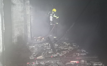 Fogo atinge garagem de casa abandonada em Criciúma