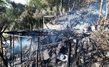 Homem põe fogo na própria casa
