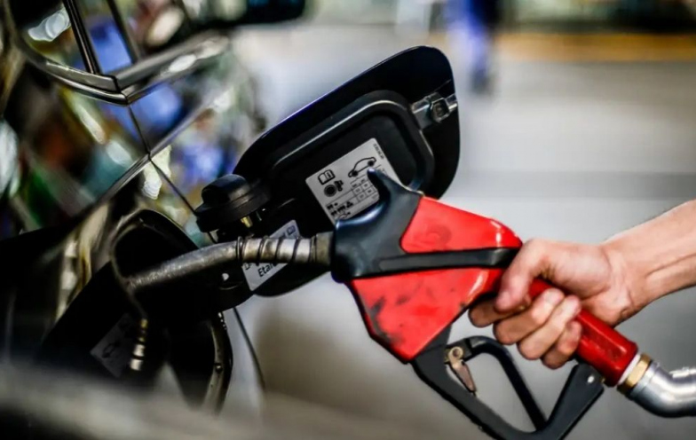 Governo quer bancar R$ 0,44 por litro da gasolina após alta causada pela guerra