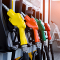 Subsídio da gasolina continua após disparada do petróleo, diz ministro