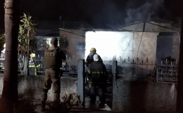 Casa pega fogo e homem morre carbonizado
