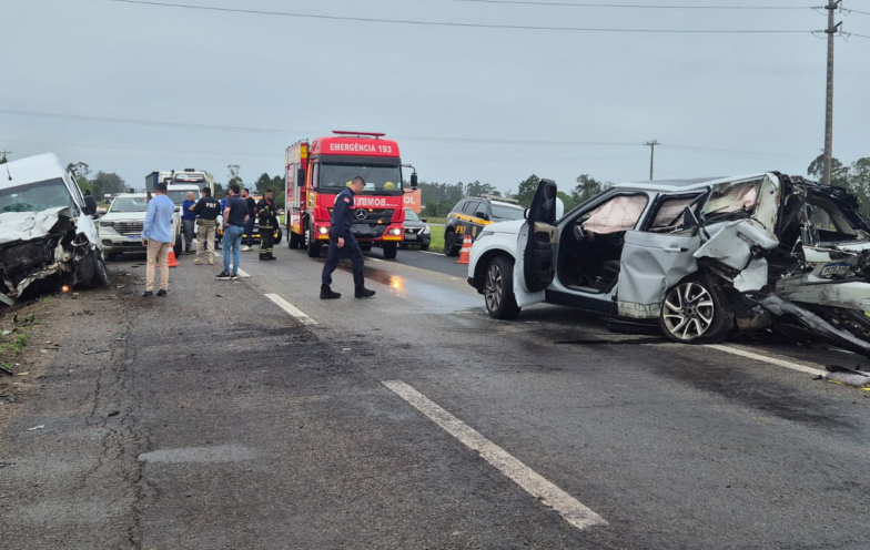 Motorista fica em estado grave após van atingir carro parado na BR-101 em Araranguá