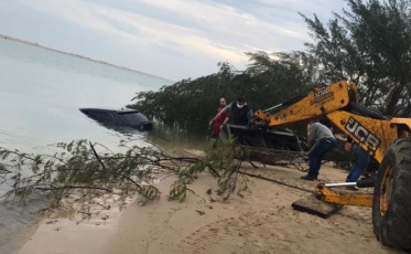 Carro cai em córrego e criança morre presa no veículo