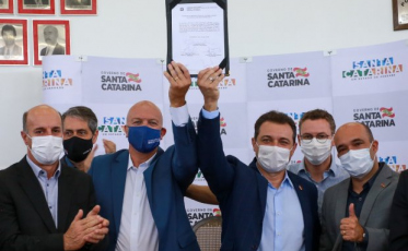 Em Balneário Arroio do Silva, governador entrega ordem de serviço do Acesso Sul