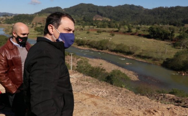 Carlos Moisés inspeciona obras na Serra do Rio do Rastro