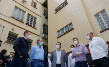 Governador vistoria obras e se reúne com prefeitos da Amurel