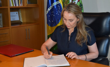 Governadora Daniela Reinehr toma posse oficialmente em Florianópolis