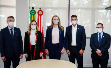 Daniela Reinehr dá posse a quatro novos secretários