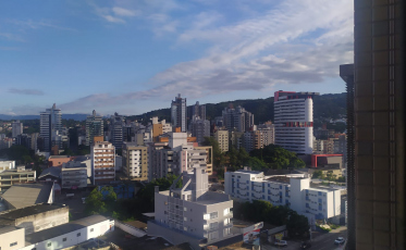 Terça-feira começa com tempo bom, mas deve chover à tarde